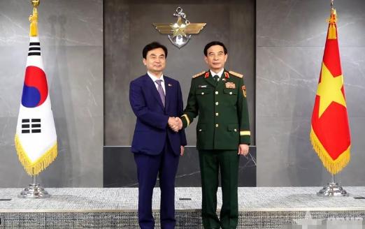 中国的一个邻国，正在向菲律宾、越南偷偷“递刀”！韩国媒体爆料，韩国给越南送去