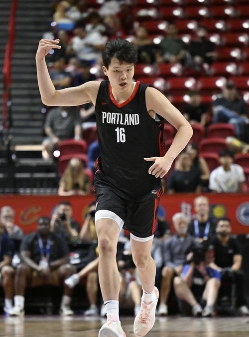 首轮新秀杨瀚森，用两场发展联盟比赛惊艳众人，完成漂亮翻身仗。选秀时，他作为首轮