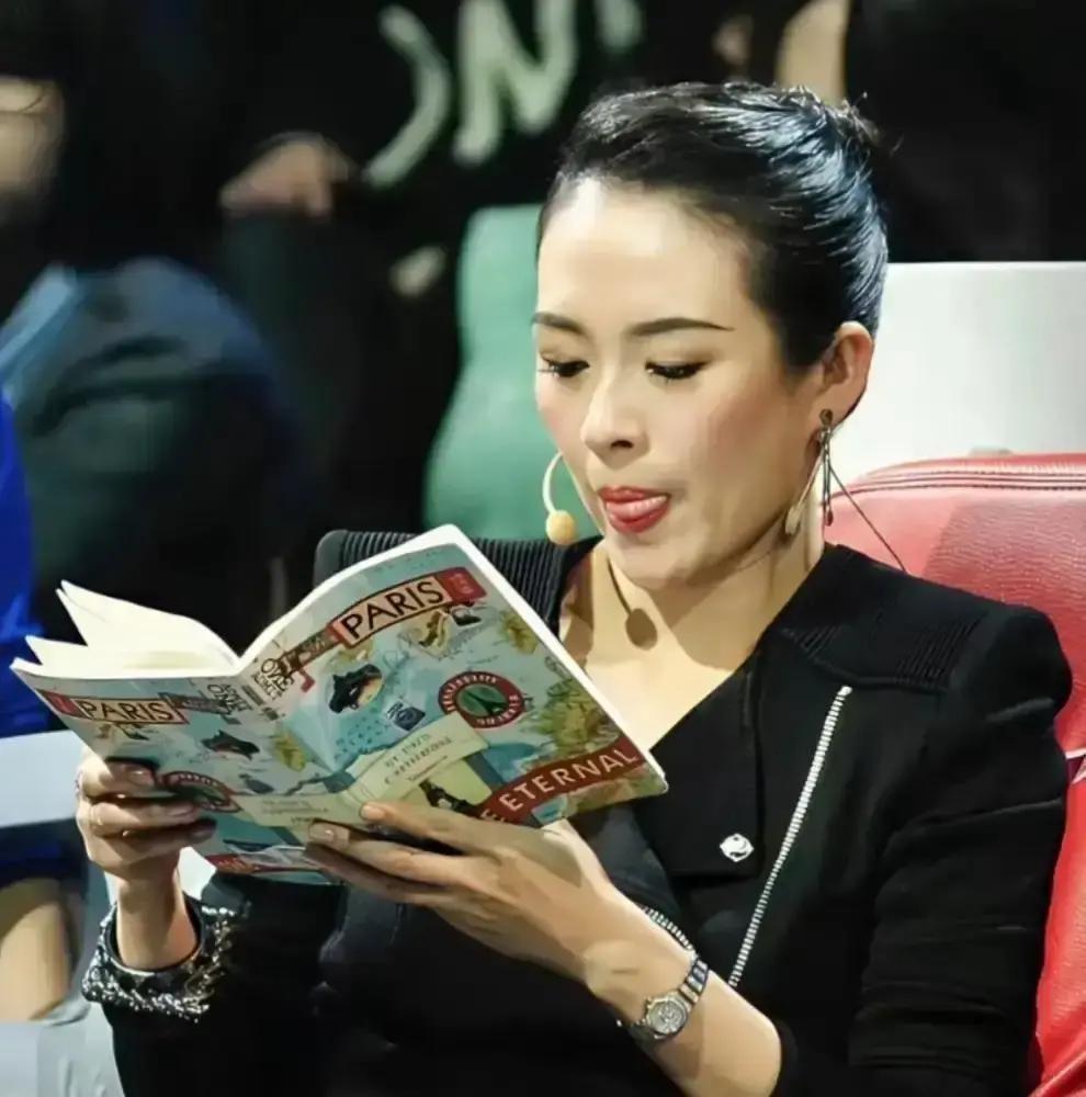 章子怡给丝袜镶钻，八万八一双。DIOR说这叫科技高定，芯片银线全缝进去，全球就