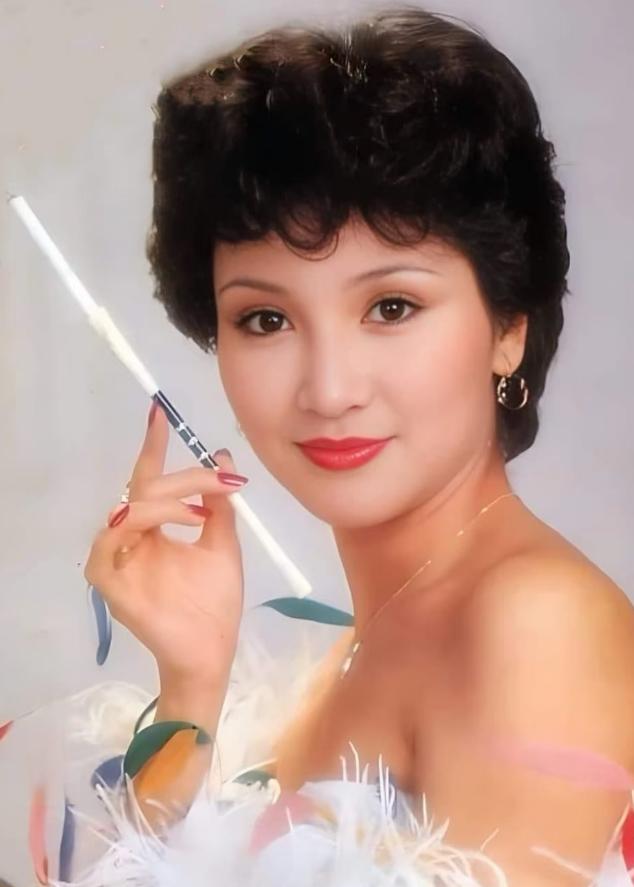 都说人的面相藏不住经历。狄波拉看起来像从小养尊处优的富家小姐，可真正了解她的成长