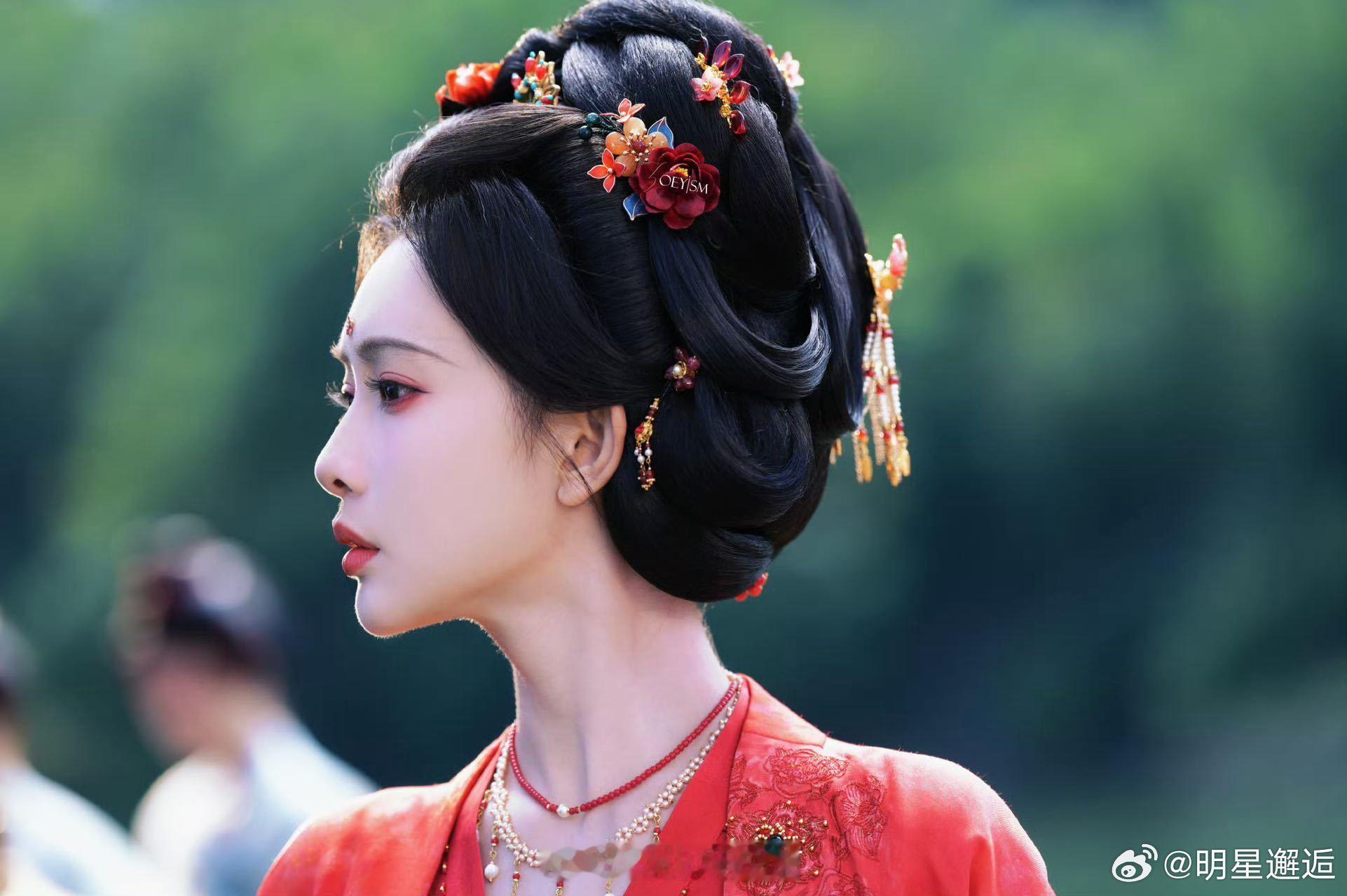 孟子义暮晚摇甘为女王裙下臣孟子义《尚公主》预告中饰演的暮晚摇太惊艳啦！发髻精致