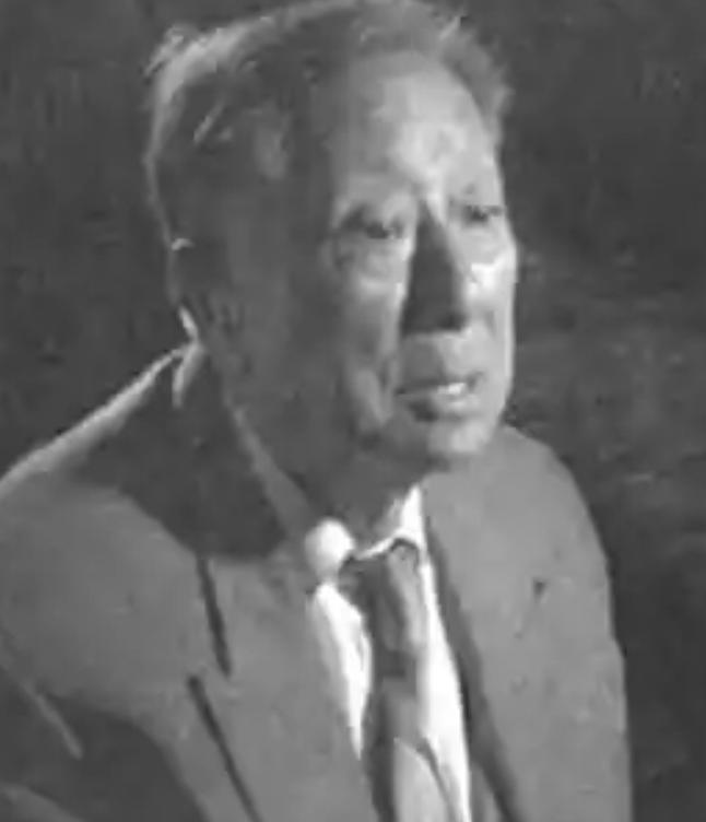 1942年，一名伪军师长派人送给粟裕一把伞，粟裕疑惑地打开伞一看，里面竟藏了一张