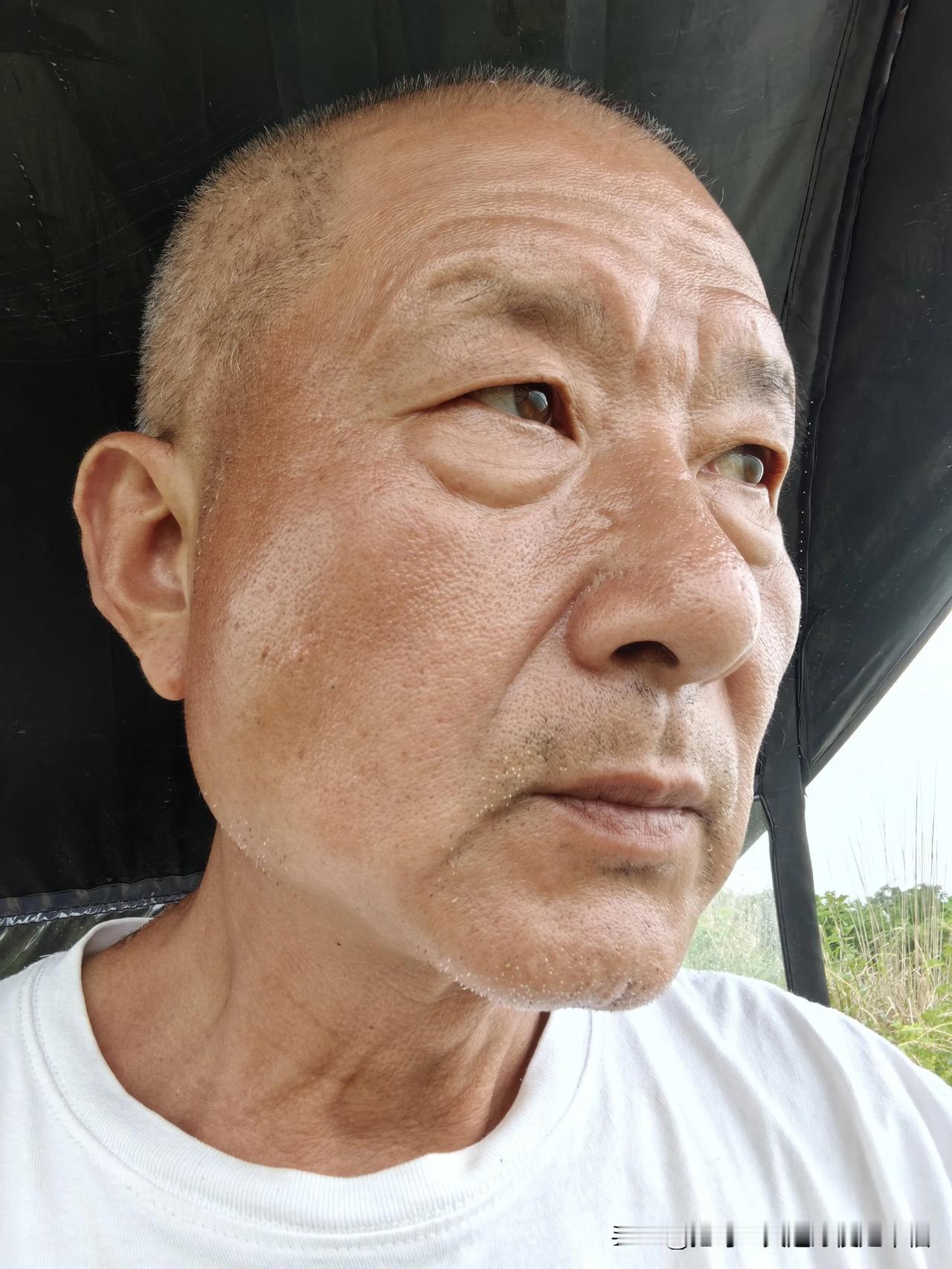 五十五岁是男人的分水岭，同学聚会上偶遇他时已明显衰老，曾经傻朗爱笑又略带忧郁的神