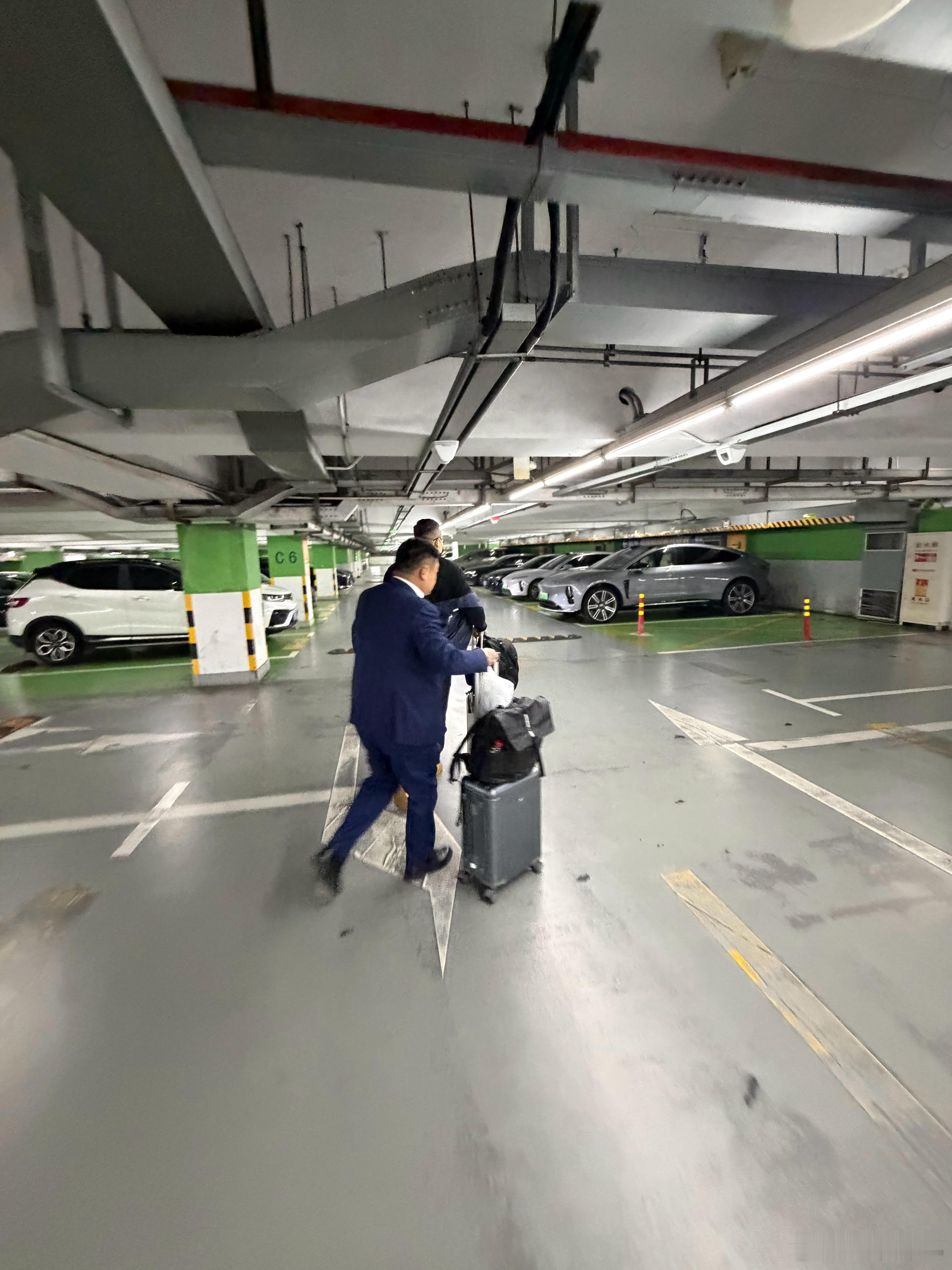 回到浦东机场，我已经提前预约了ET9驾享，看着巨大ET9车身在等我，舒坦电动兄弟