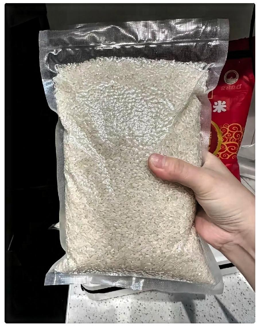 昨天下午倒垃圾，看见一个年轻姑娘，拎着袋米要扔。我说，姑娘，这米坏了？她说，阿姨