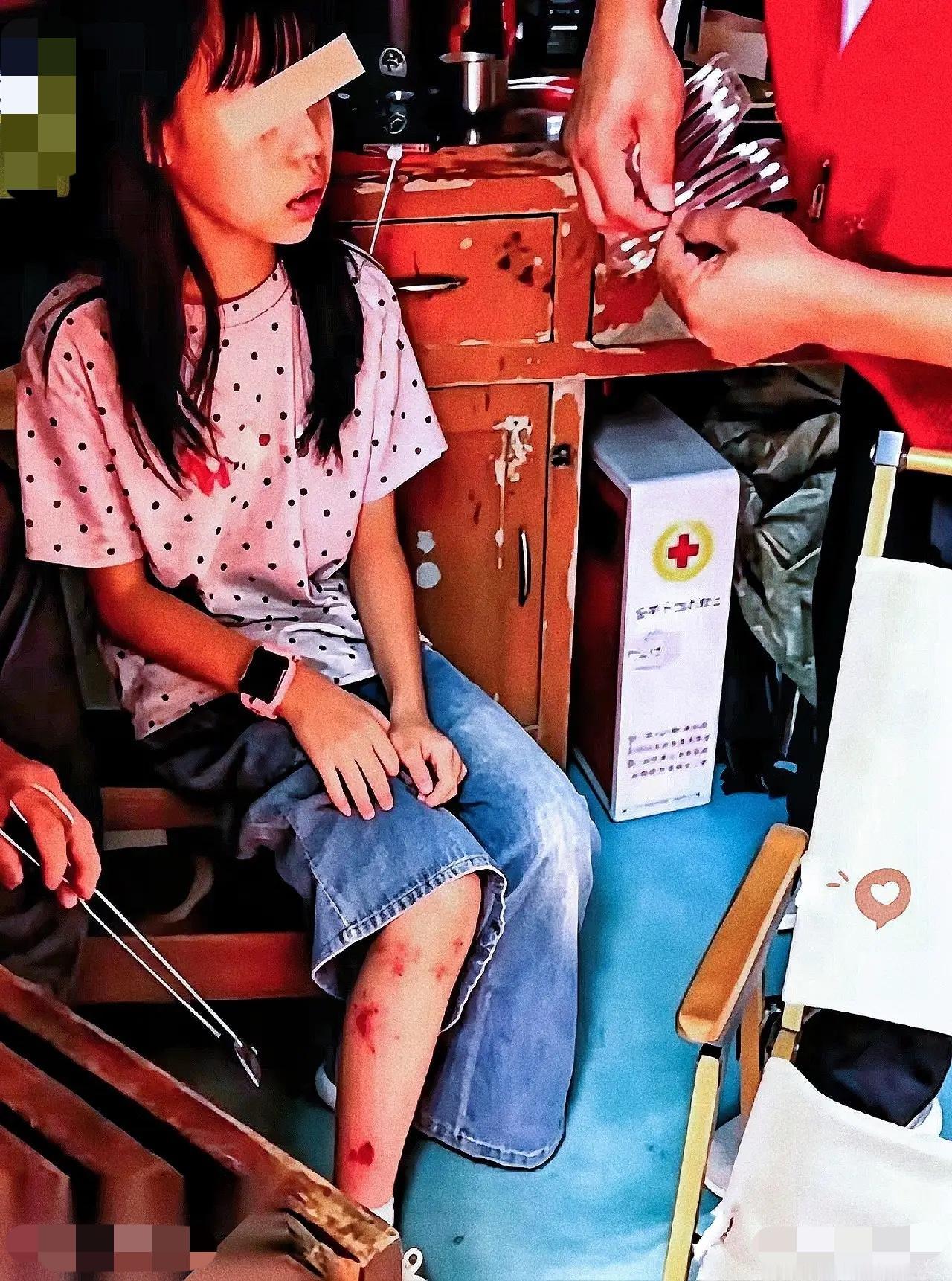 江西龟峰这件事，真的越琢磨越让人寒心。宝妈带孩子游玩时不小心磕破腿，情急之