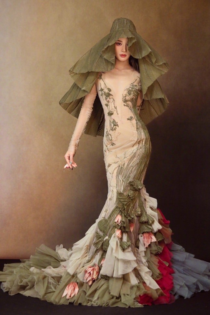 谁给彭小苒选的帽子从帽子就能看出，彭小苒和她的团队在时尚上有清晰的自我认知。他