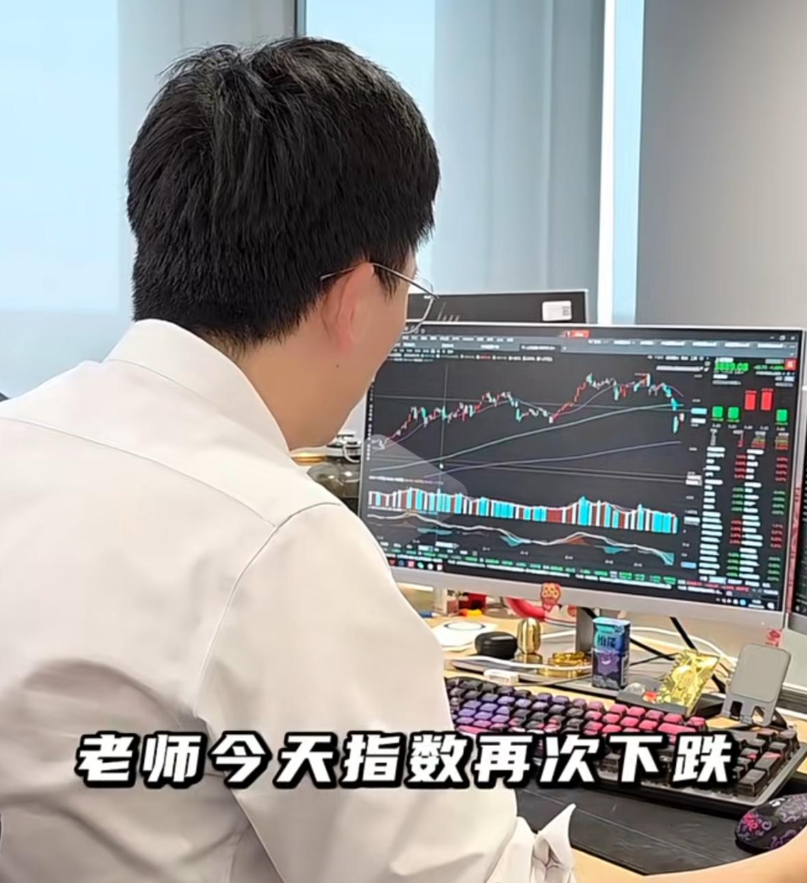 今日指数再度下行回补缺口，很多人关心明天走势，其实核心逻辑已经很清晰，今天的调整