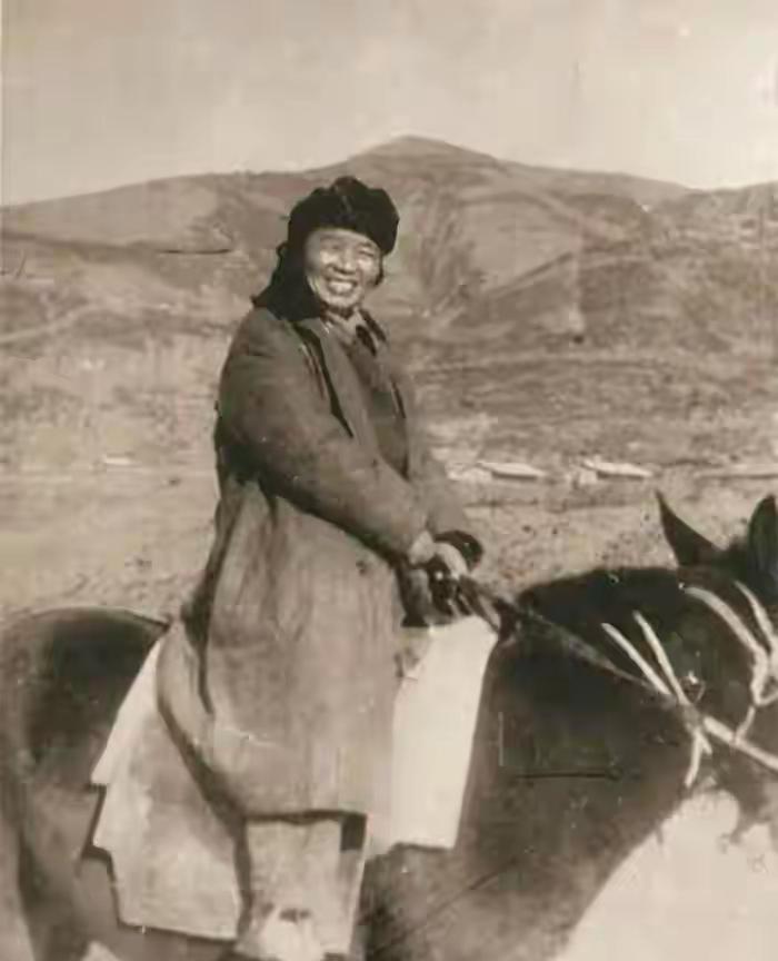 她是一位红军时期级别最高的女将军，就连后来陈赓大将，许世友上将等见面时都得喊老首
