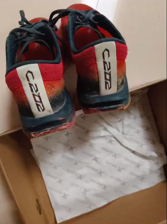 有位家长在社媒上发文称：自己儿子打篮球时，不小心踩到了一个同学的篮球鞋，之后对方