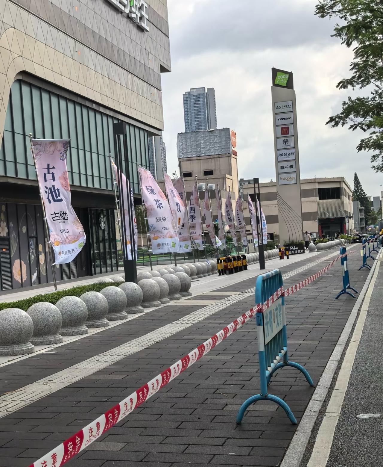 光明大街附近的电瓶车突然全清走了今早光明大街地铁站沿着光明大道这边的电瓶车全
