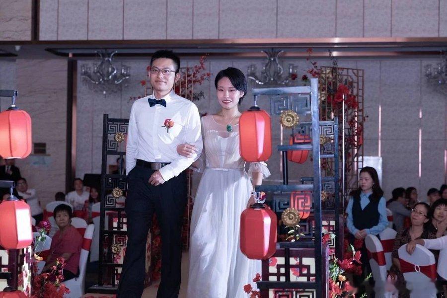 火爆全网的长沙解放西事件女主角据说是已婚女老师？穿白色婚纱时这不挺清爽的嘛，