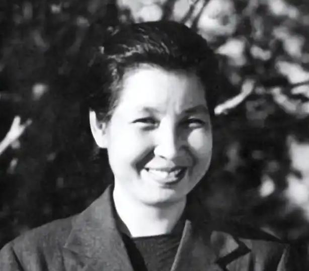 1998年，曾志在快要去世的时候，握着女儿陶斯亮的手，讲出了一句瞒了整整一生的隐