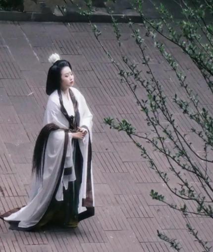 1127年，大批金军来到慈云观，看着一个女道士，就像狼见到肉一样，个个垂涎欲滴，