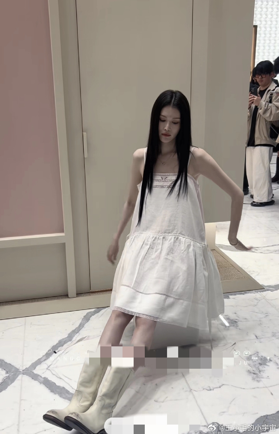 何穗原相机下也是一脸的疲态啊，怎么说也是35岁才生娃，年纪太大生娃还是伤身的，工