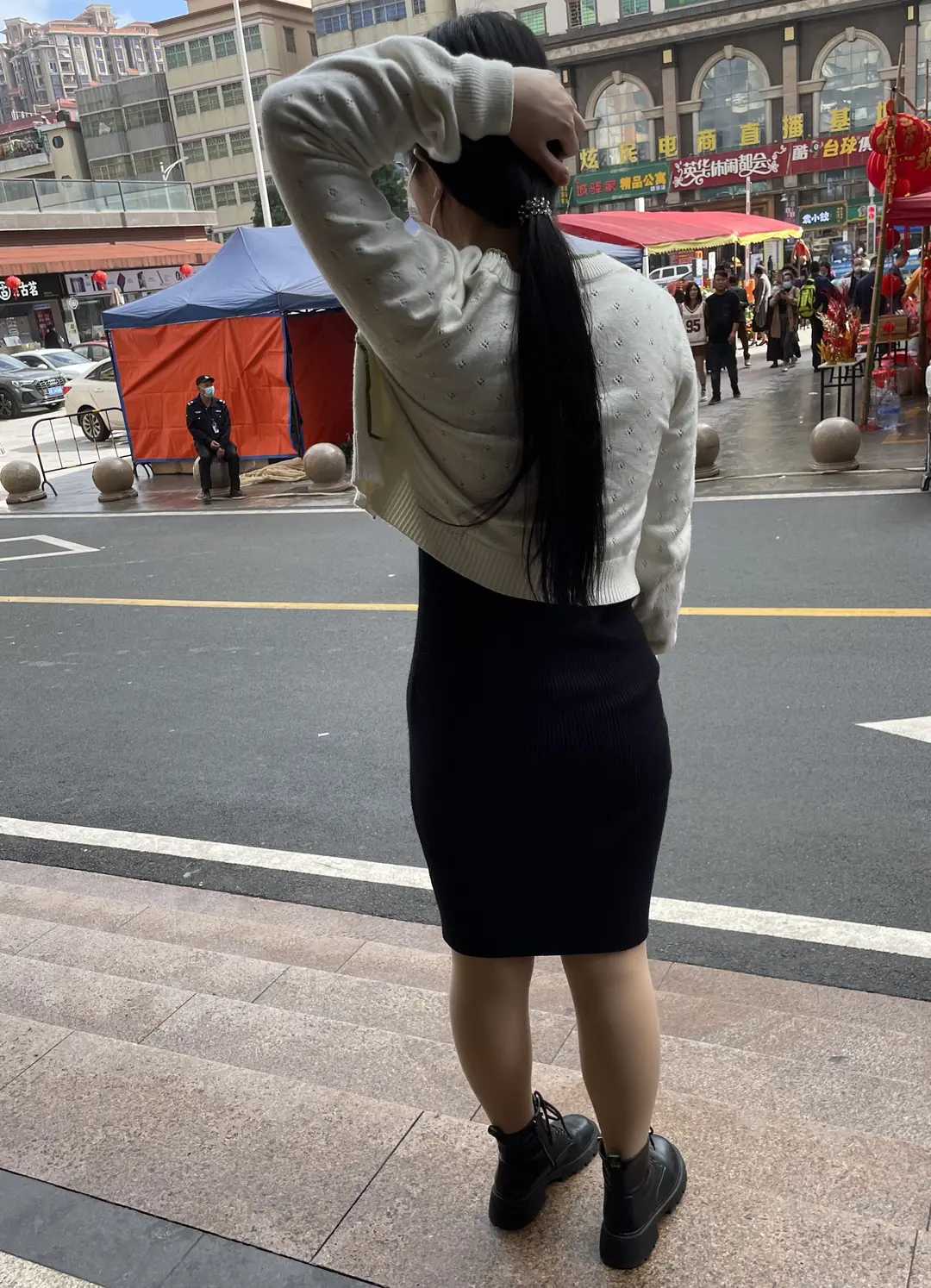 都市街拍：时尚穿搭与繁华街景的完美结合