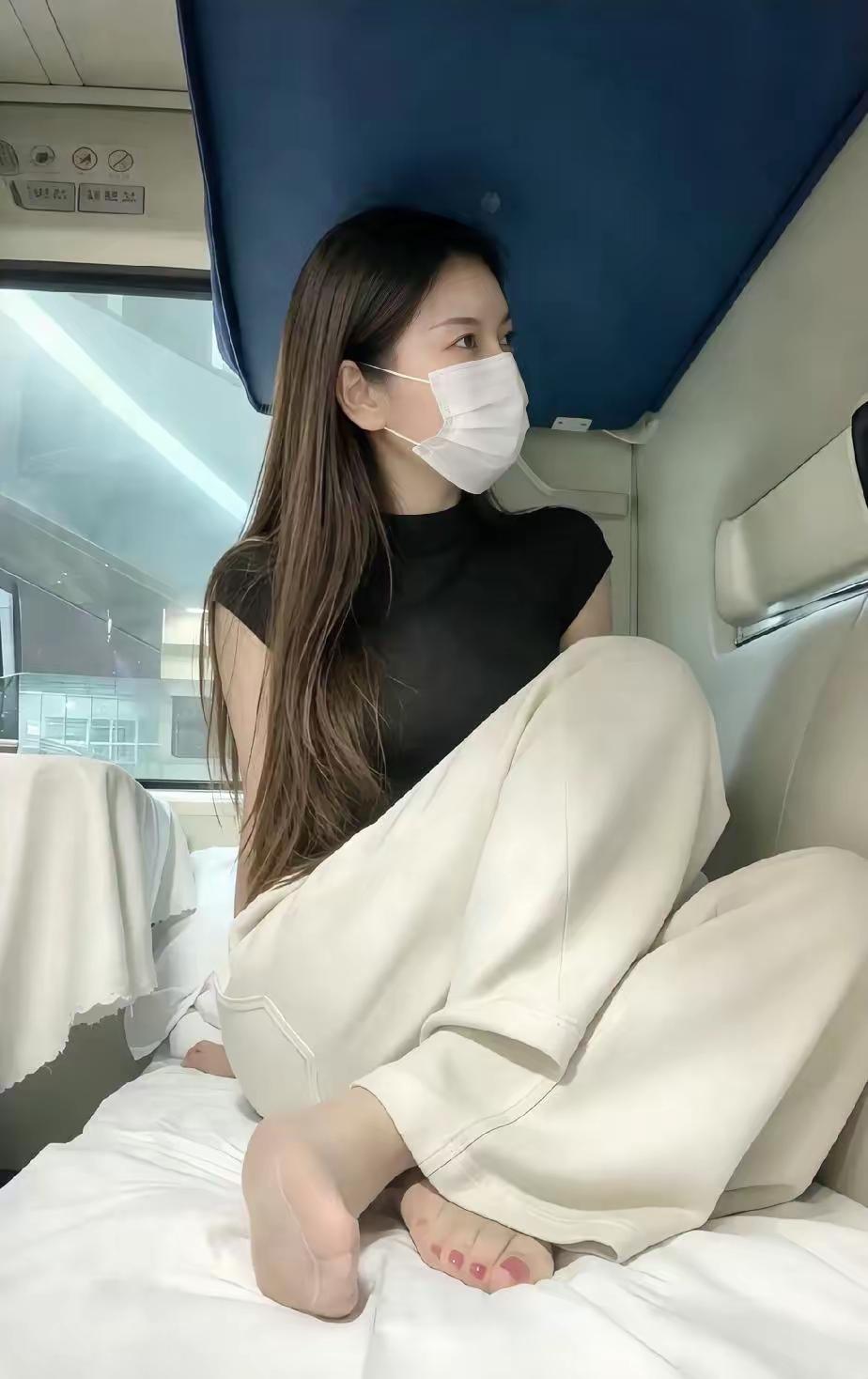 软卧车厢的惬意…最近总想着能坐着火车，并不在乎目的地是哪，只是想看看窗外的风景