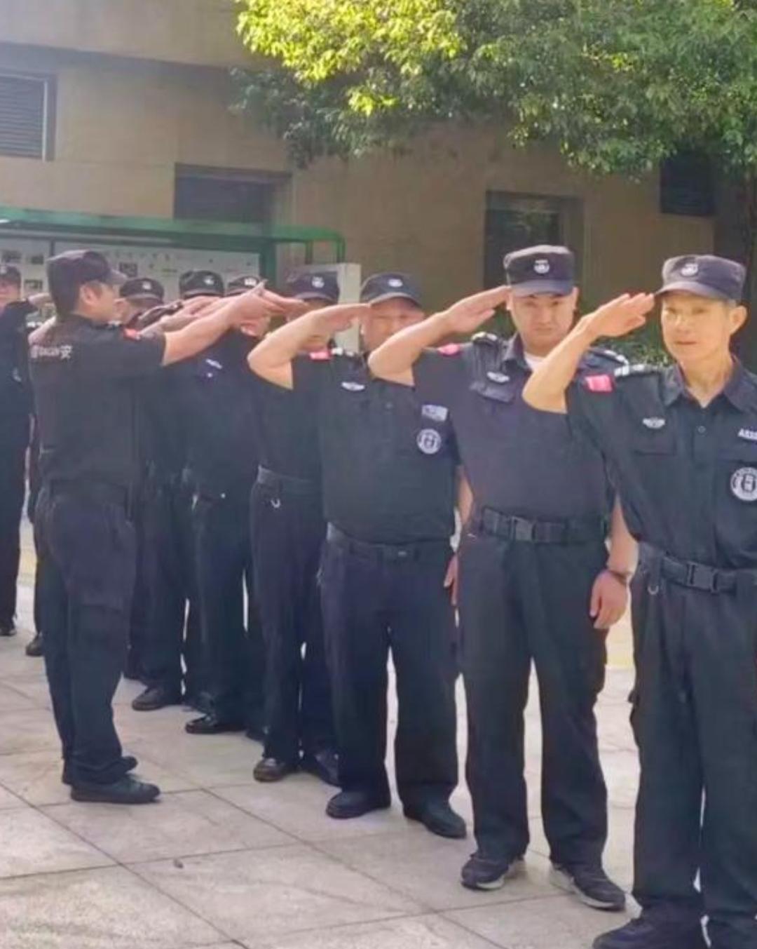很多当保安的人几乎都想当保安队长，认为当上保安队长就轻松了。大部分人认为当了队长