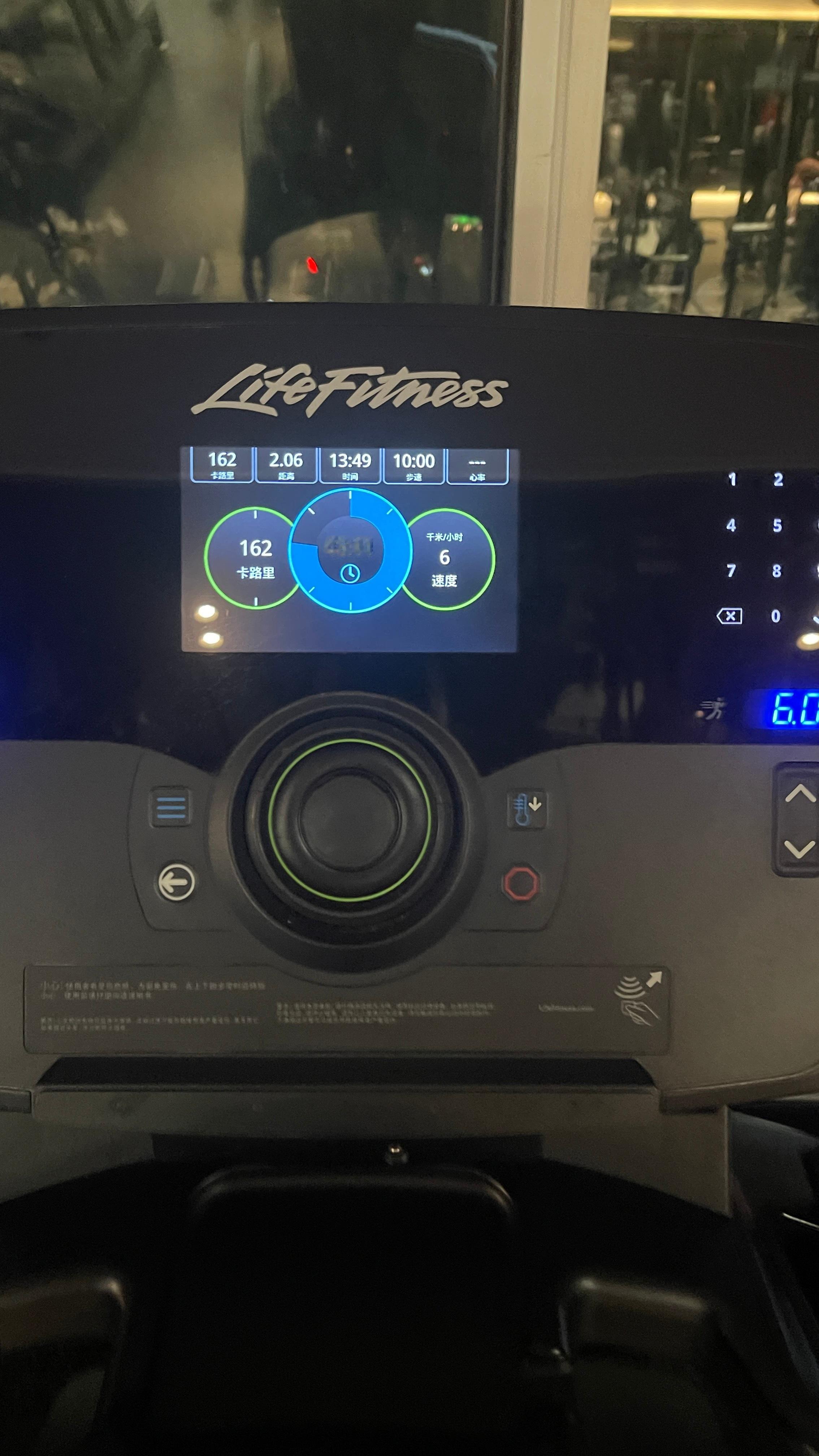 胸32组*12次肩4组*10次腿4组*12次跑步2.06km