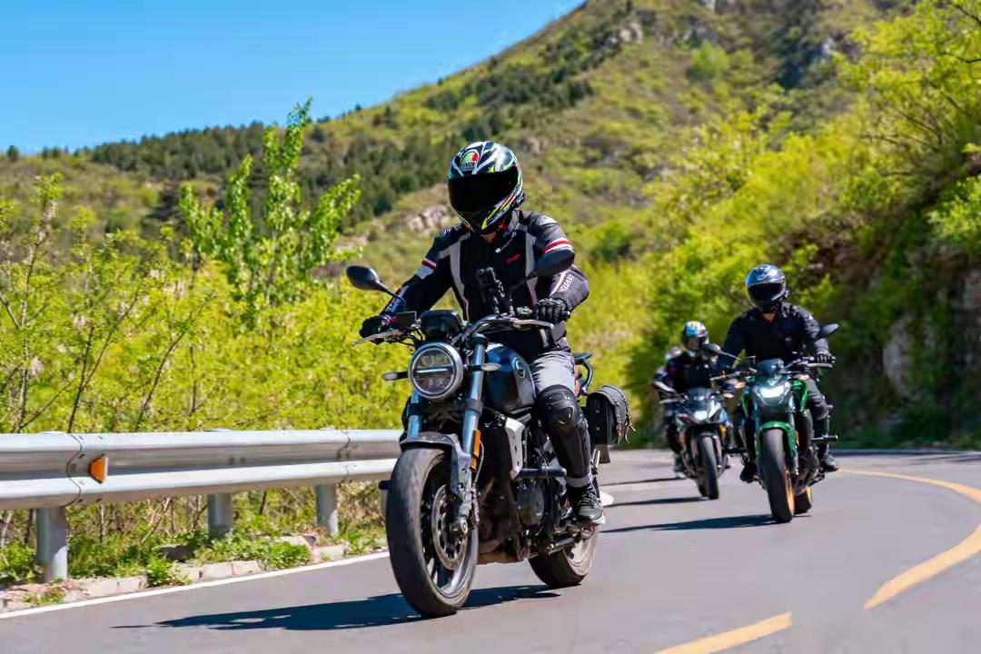 📡春季跑山，头盔护具只是底线，头盔通讯系统才是车队的隐形指挥官。实现山区、隧