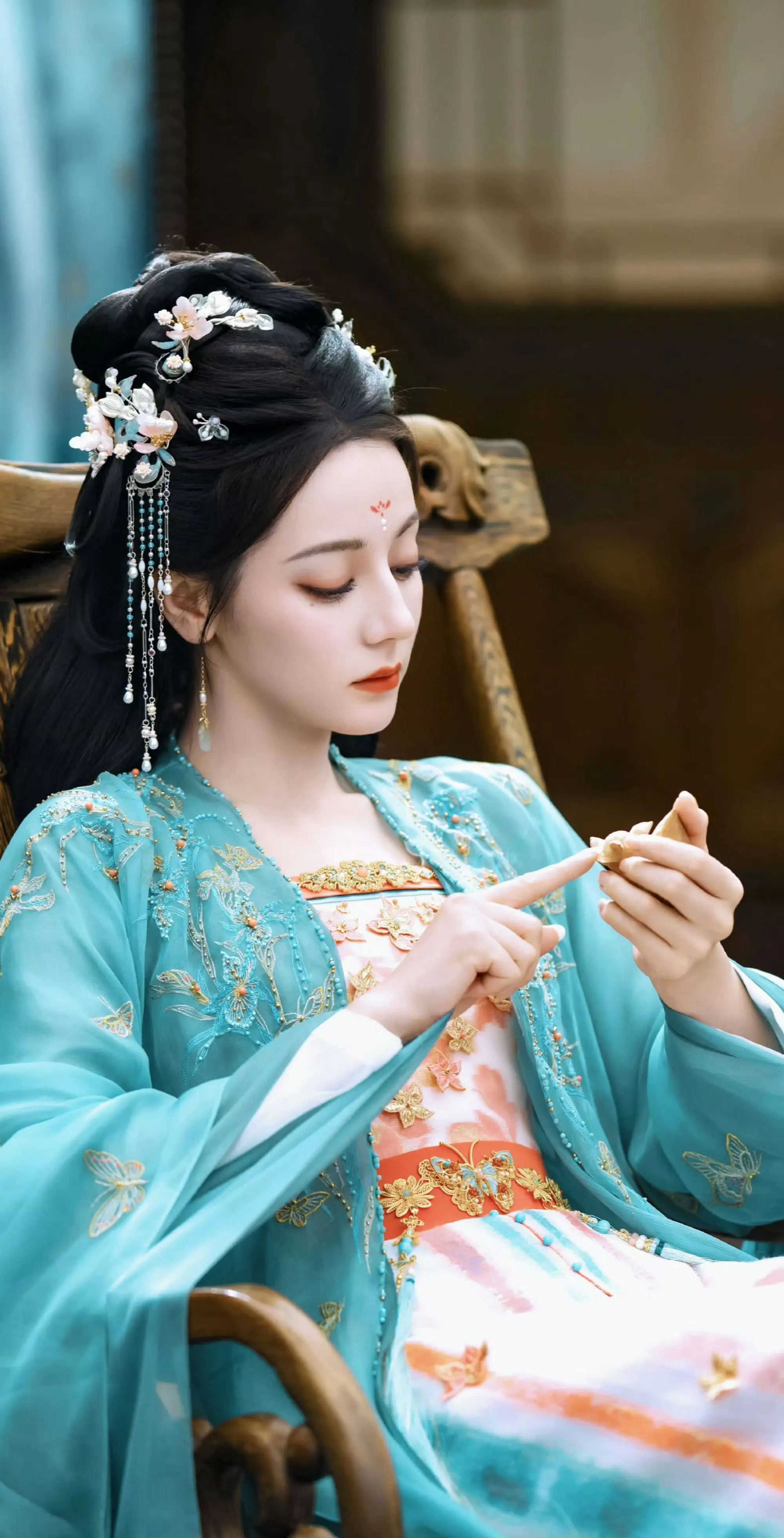 要看明白《白日提灯》这个剧，咱们首先得搞清楚它的世界观。  这个世界分...