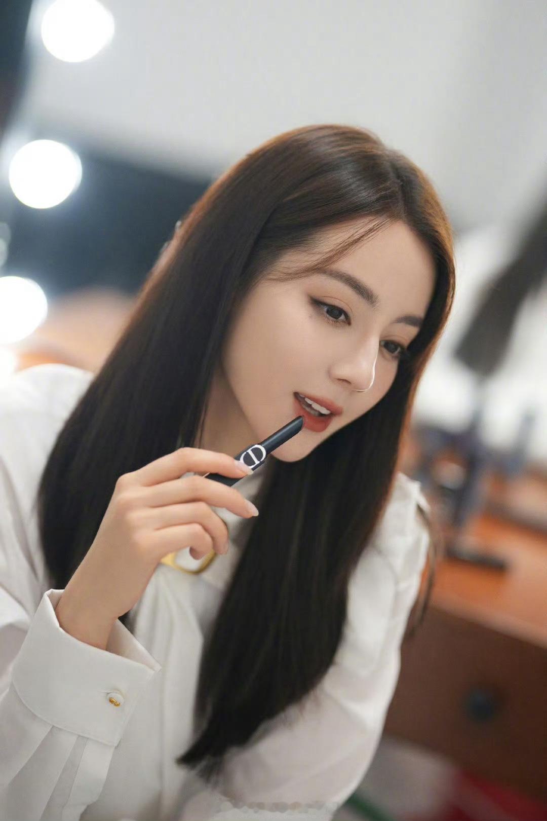迪丽热巴xDior全球彩妆香氛代言人成衣推杂志，彩妆当然也不能落下！一组