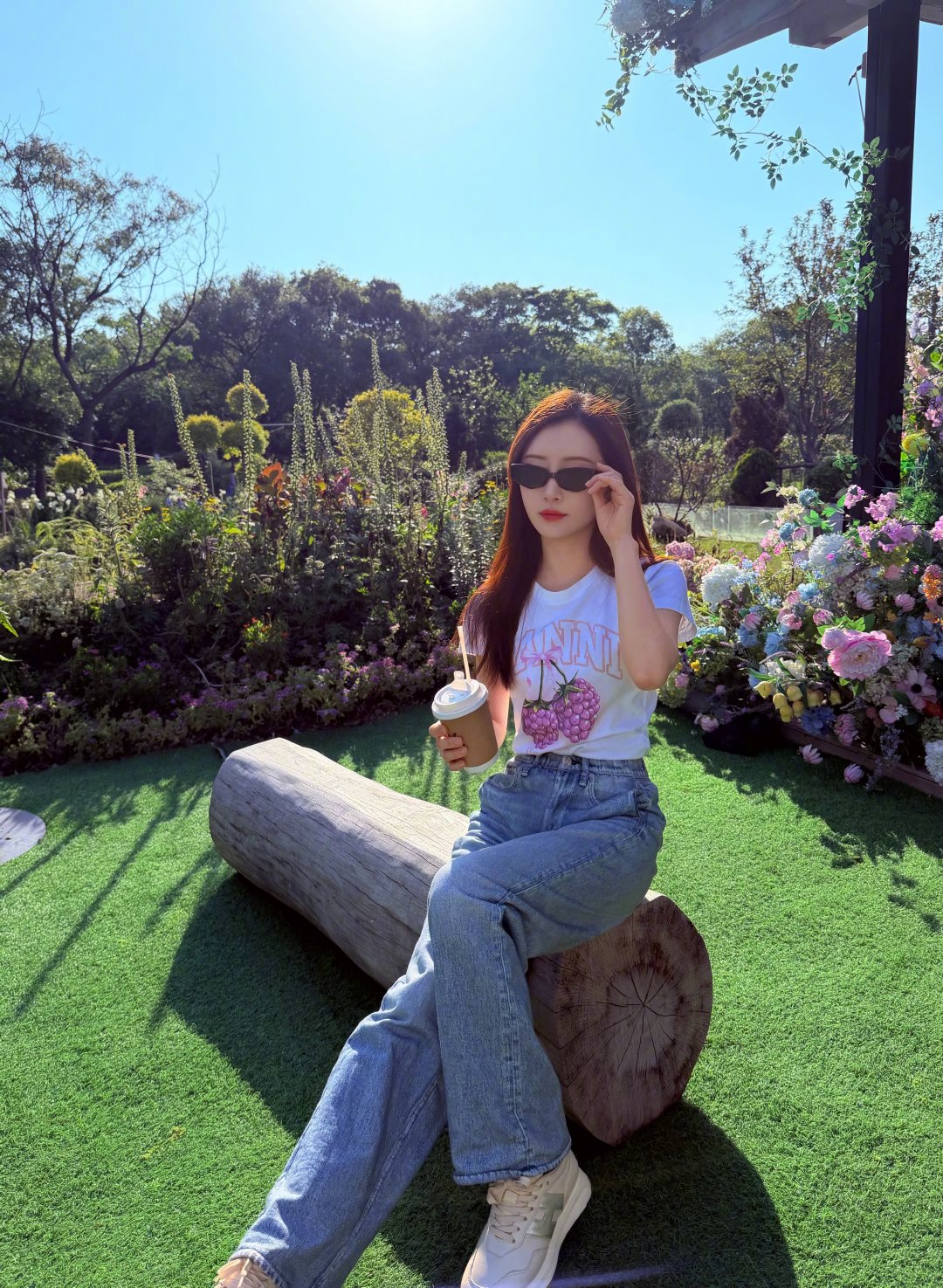 #舒畅38岁的状态##舒畅#在复制粘贴的时代，你是手写的诗[玫瑰]​​​