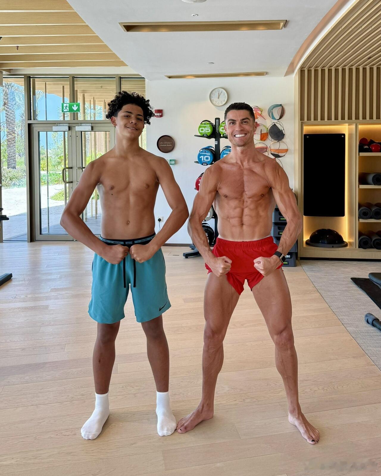 40岁C罗晒身材有其父必有其子！40岁C罗与14岁迷你罗赤膊出镜，晒健硕身材C罗