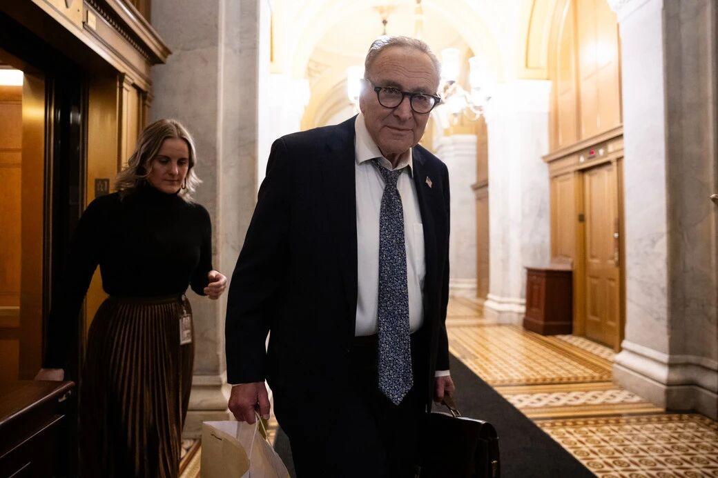 参议院少数党领袖舒默正依靠他在党内长期建立的人脉来渡过当前政治风暴，并将目光投向