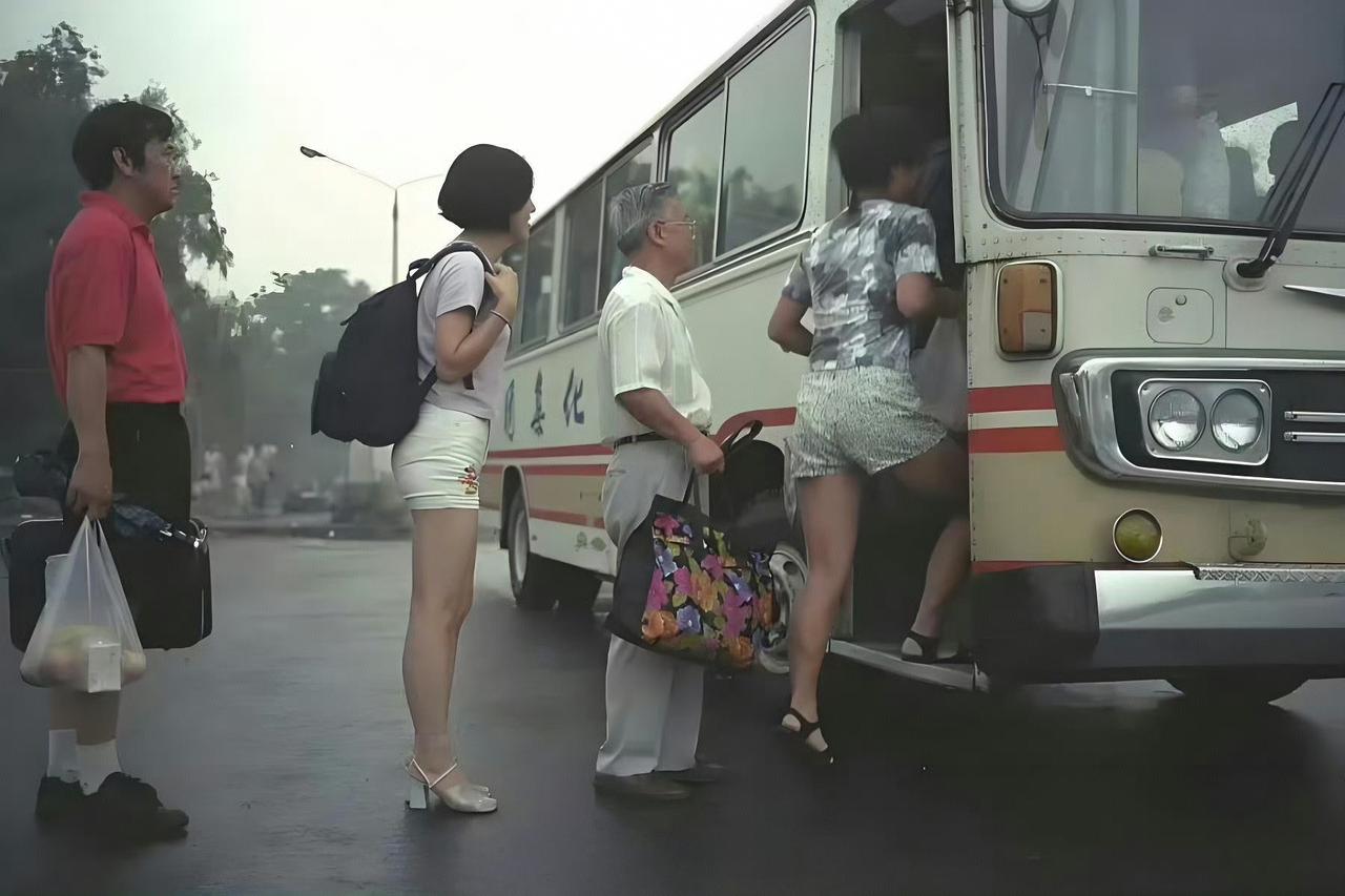 1998年，首都燕山石化的班车。图二的小姐姐，应该是厂办领导吧？