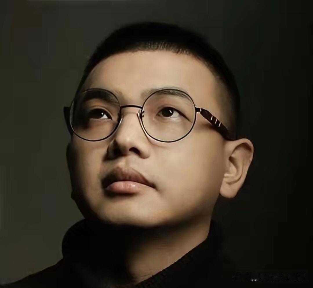 卢克文呼吁：在欧洲和日本的华人，能回国就早点回。这并非危言耸听，因为卢克文经过