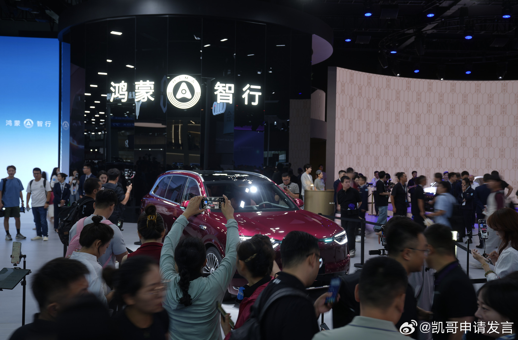 全新问界m7成都车展首秀全新问界M7在成都车展首次亮相，这人气是真的热啊！展馆