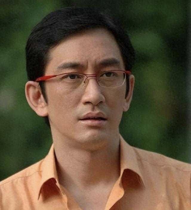 两婚两离吴启华，定居广东坦言买不起香港房产吴启华曾与金巧巧相恋最终反目，两段婚