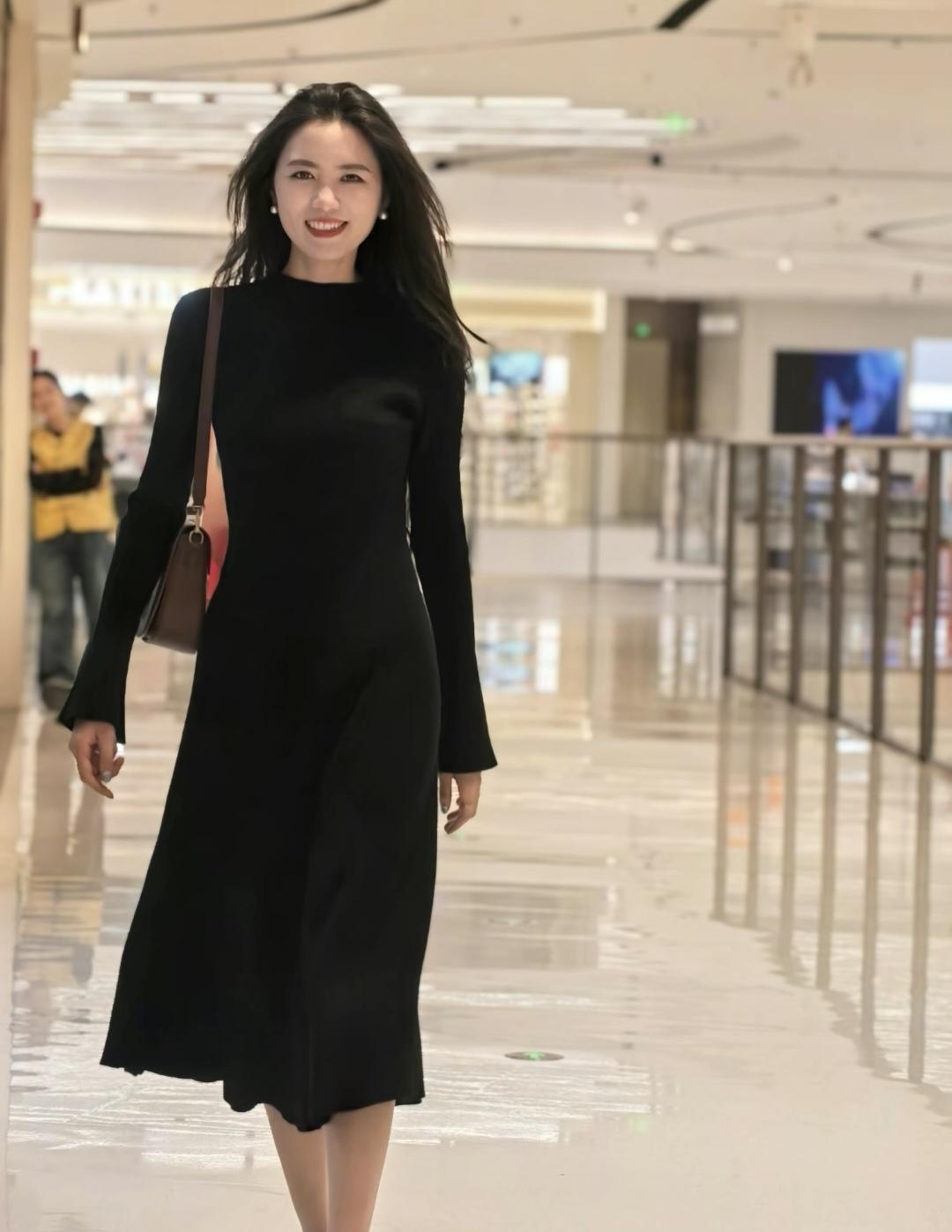 优雅黑裙，自信步伐，都市女性风采！