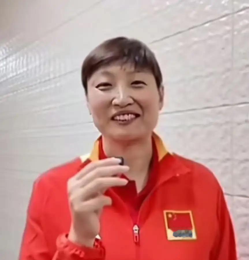 女排助理教练杨昊在接受采访时说过，中国女排登上最高领奖台指日可待，不知道她所说的
