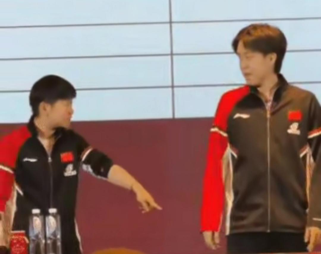 大头嘴上不承认，但是身体却是很老实的[捂脸哭]去年抽签像楚河汉界，靠近不了一点，今