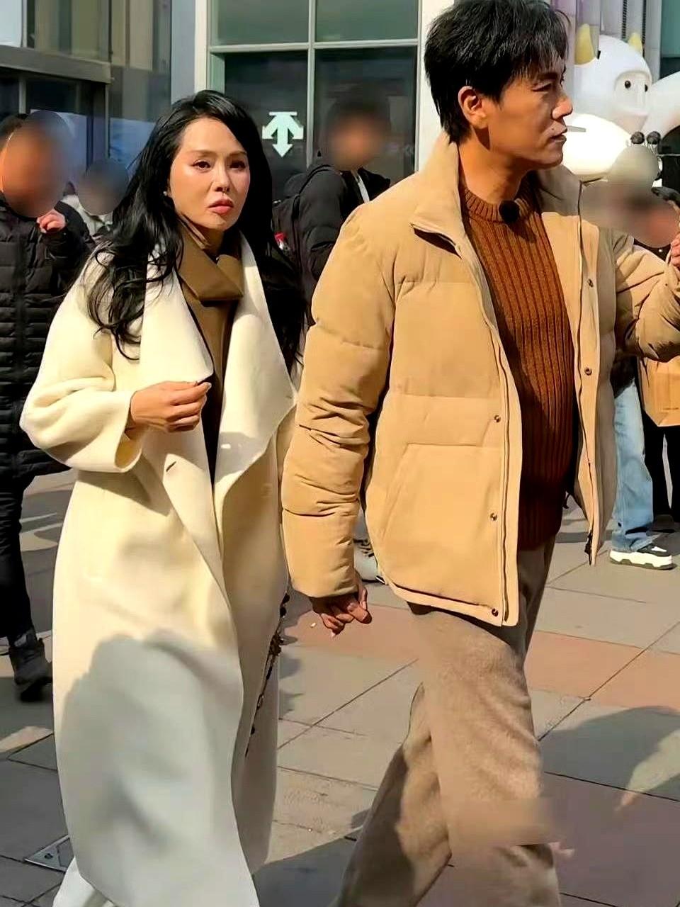 明星穿新衣不剪吊牌，还真不是你想的“七天无理由退货”。大年初五，57岁的伊能