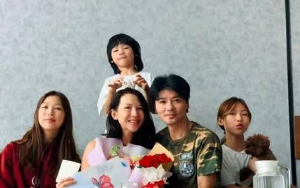蔡少芬家的女儿终于长大蜕变了，模样特别像爸爸张晋，真的是女大十八变越变越漂亮
