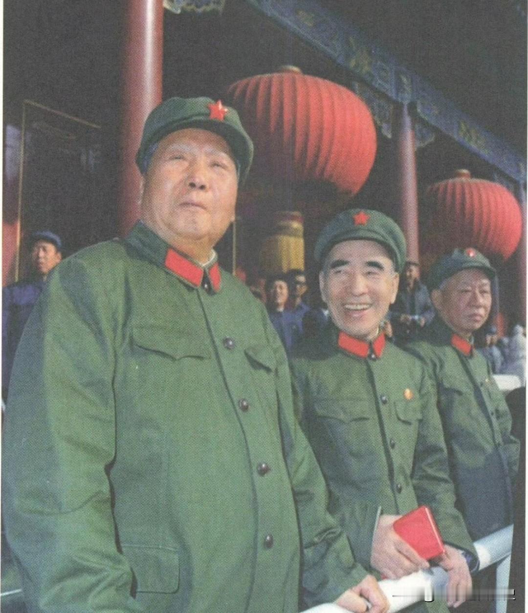 天安门城楼上，毛主席身着军装，目光深邃且坚定。他一生心怀人民，始终笃信“人民，