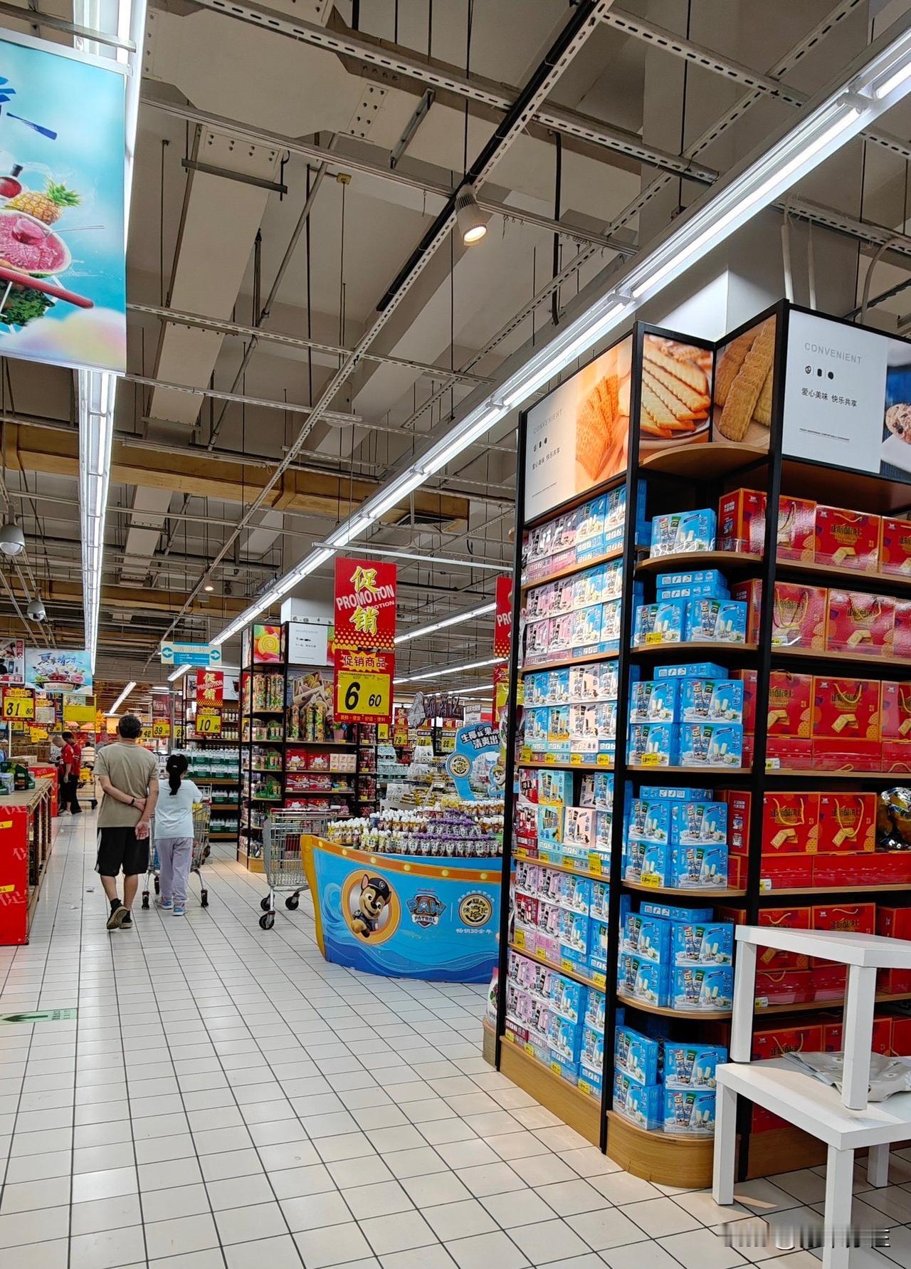 最近小区超市发生了件小纠纷，一位女士买烟时忘带钱，向老板借了500元，买420元