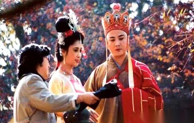 聊聊86版《西游记》。拍《趣经女儿国》那会儿，深秋，剧组财务室的门帘子一掀，一股