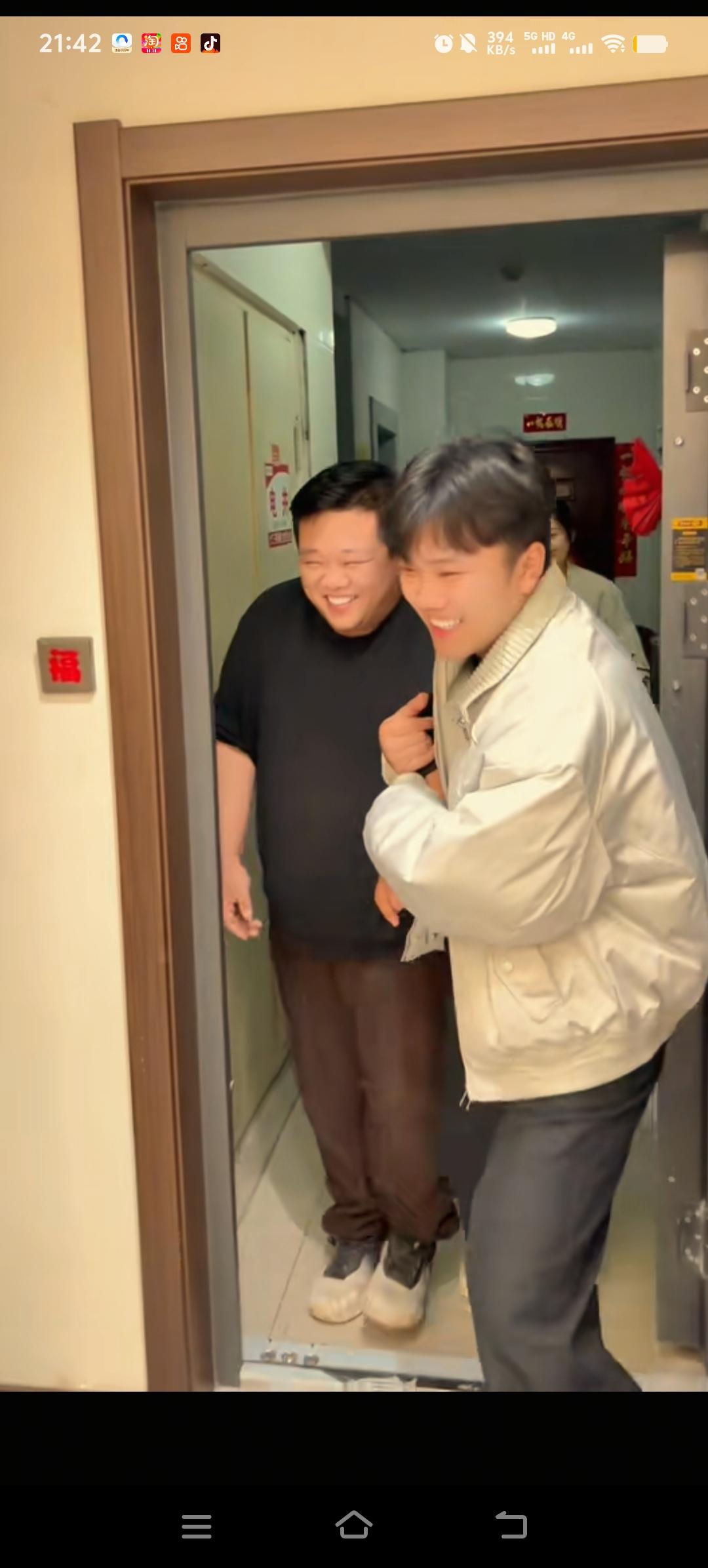 解清帅这次拍摄的视频主题是兄弟姐妹向爸妈要零花钱。不得不说，这一家子的兄弟姐妹可