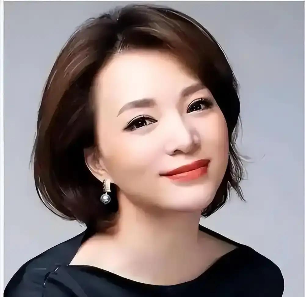 打碎牙往肚里咽的账，才是真金白银的账董卿又开始在秀场露面了，跟外交官聊得开开心
