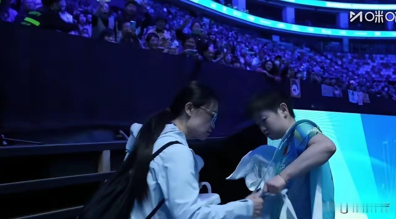 发现了吗？莎莎的队医换成了女队医，从昨天到今天一直全程跟着，比赛时就坐在旁边，细