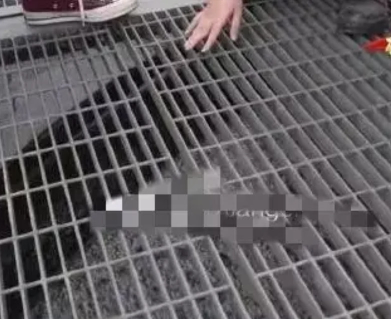 格栅板到底长什么样？特意上网查了下，应该就是图片中的样子，就是一种带孔的金属