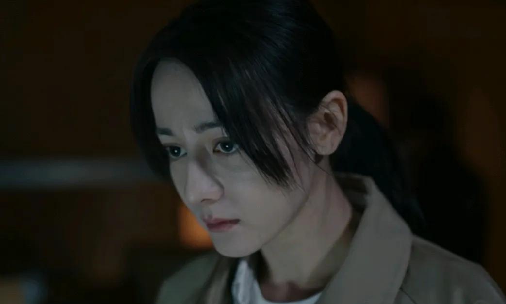 《利剑·玫瑰》听到人贩子说他们的老大是个瘸子，邓妍马上就紧张起来，脑海中立即浮现