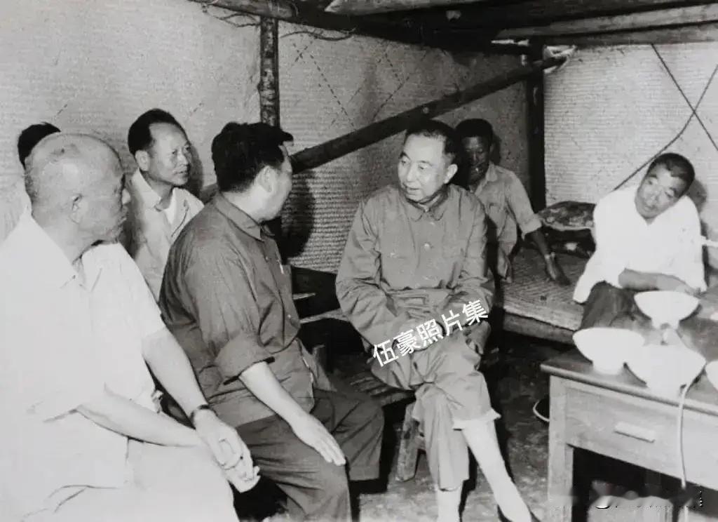 1976年，唐山大地震后，华国锋同志（前排右二，时任国务院总理）、刘子厚同志（