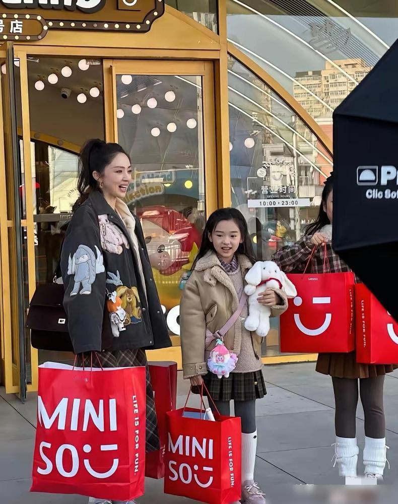 天天都是买买买，董璇和小酒窝太会享受了…先把事说清楚：网上在聊董璇带着女儿小