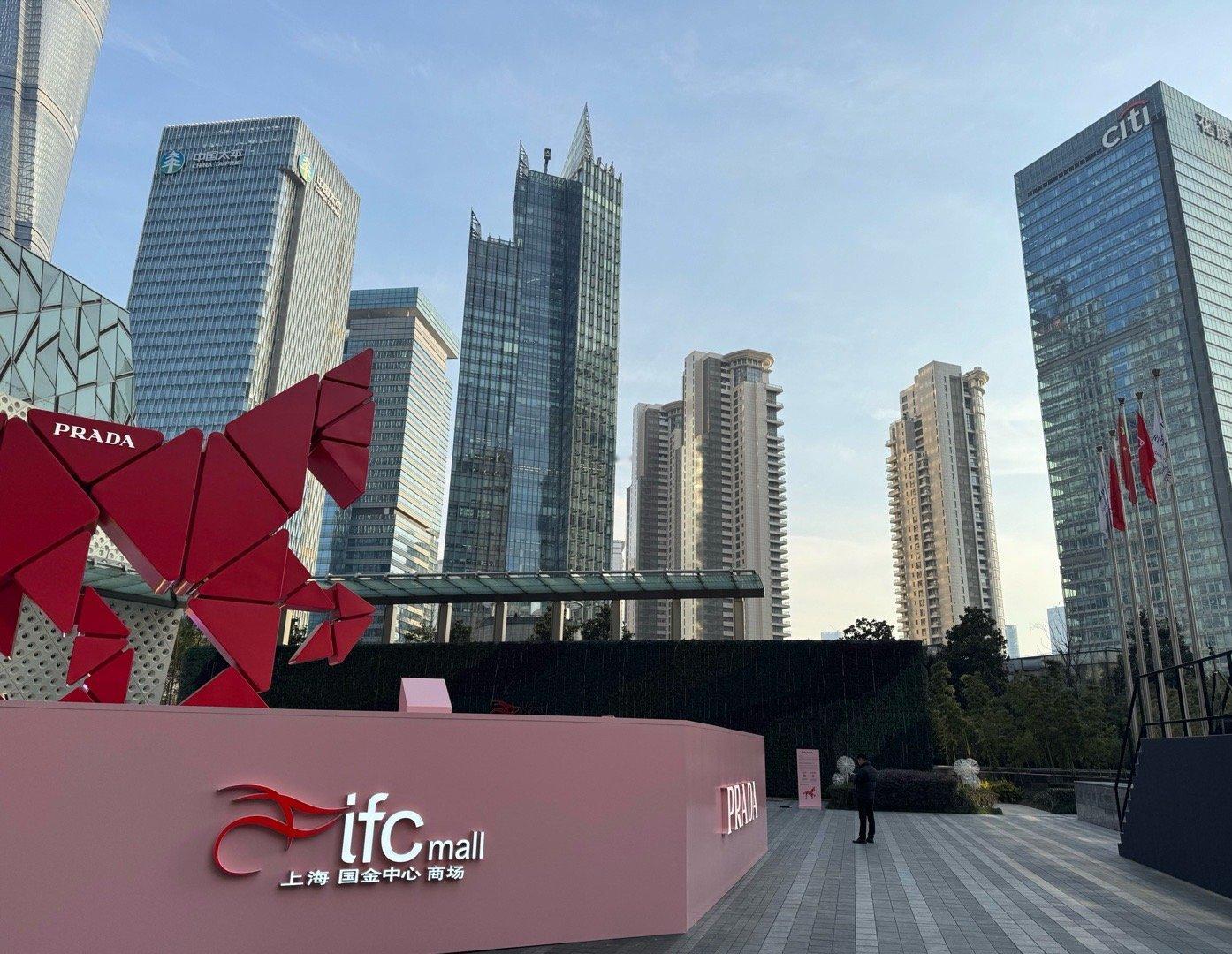 虔诚地祈祷早点开始