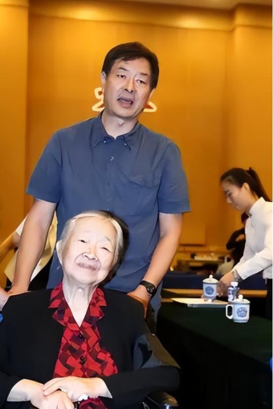 最无奈的“孝道”，就是被长寿父母困住，很多八九十岁的老人，身体硬朗、一心求长寿，